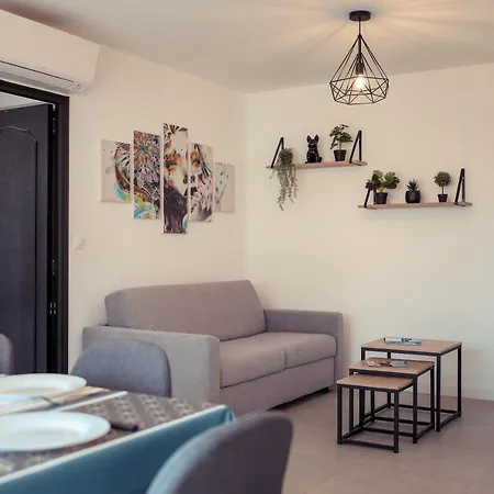 Chic Du Port Apartment