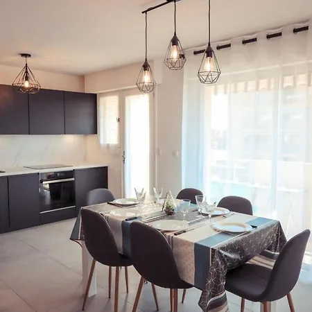Chic Du Port Apartment *