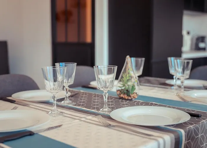 Chic Du Port Apartment
