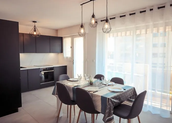 Chic Du Port Apartment *