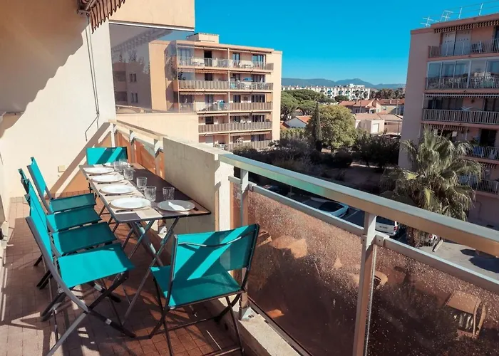 Chic Du Port Apartment